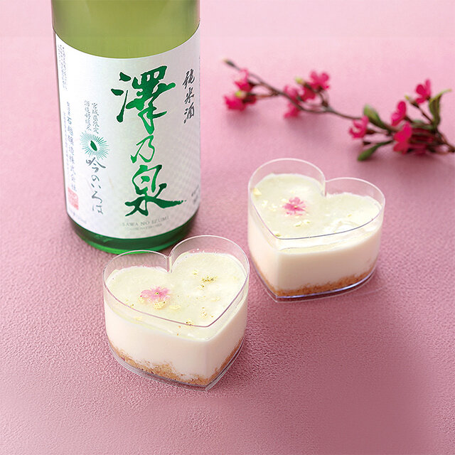「SORA＆ sweets」×『澤乃泉』コラボレーション ●左）澤乃泉純米酒 吟のいろは （720ml）税込1,375円 澤乃泉純米酒 吟のいろは使用 ●右）ハートのレアチーズケーキ （1カップ）税込864円