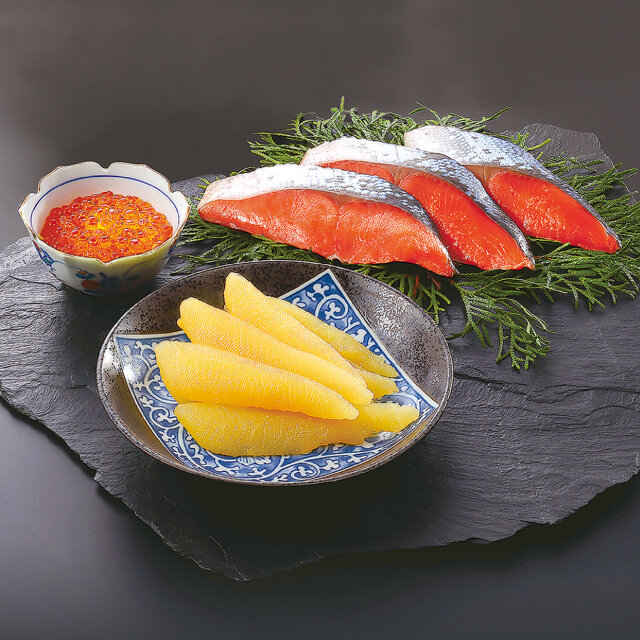 海鮮問屋 飯坂冨士商店」 ●いくら醤油漬け （100ｇあたり）税込2,376円 ●塩数の子 （100ｇあたり）税込1,188円 ●甘塩紅鮭切身 （4切）税込1,620円