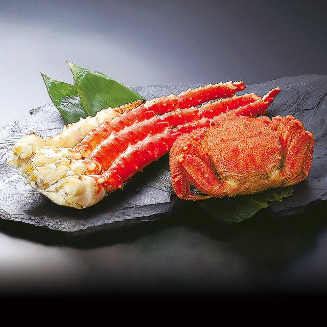 「北海道山港物産」 ●〈ロシア産〉ボイルたらばがに脚 （800ｇ、冷凍）税込8,640円 ●〈北海道産〉浜ゆで毛がに （500ｇ、冷凍）税込7,830円