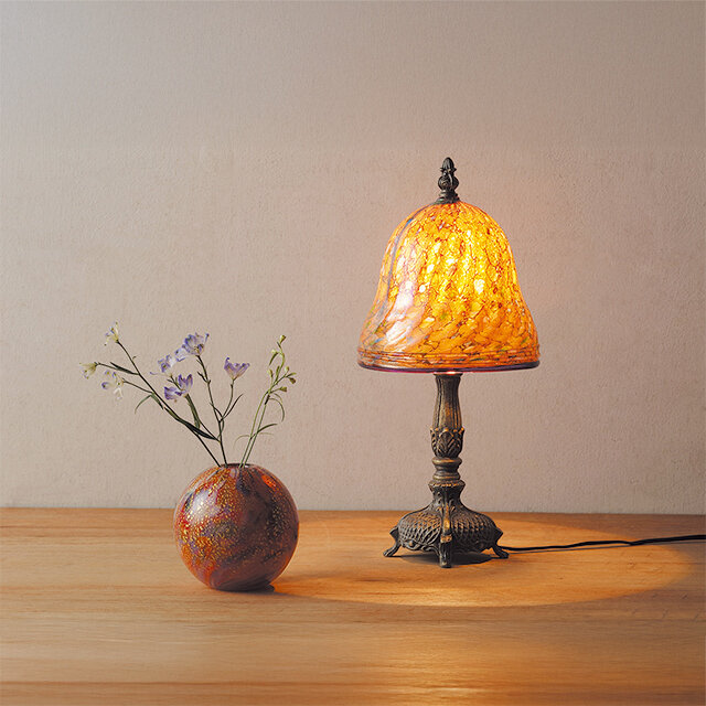 「創造硝子工房 studio J-45」 ●手吹きランプシェード （高さ35cm）税込28,000円 ●手まり金彩 花器 （高さ10cm）税込22,000円