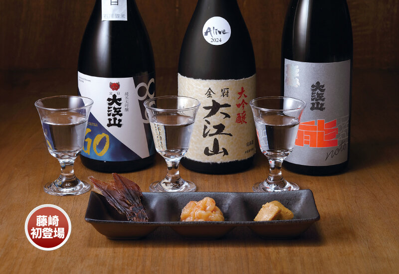 石川県加賀市「角打ちBar髙乃蔵」＆石川県輪島市「松波酒造」 ●上）加賀銘酒飲み比べセット （3種類）税込1,500円 ●下）北陸珍味盛り合せ （ほたるいか素干し、豆腐の味噌漬け、がすえび醤油漬） 税込600円