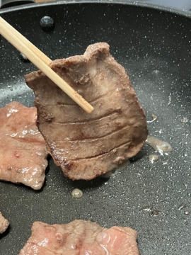 牛タンを焼くイメージ2
