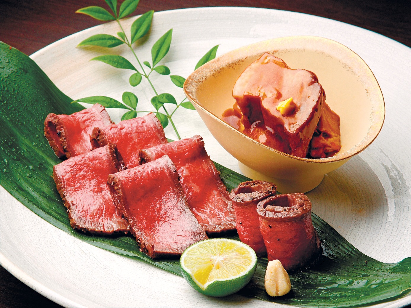 「日本料理 なだ万」 ローストビーフ＆角煮セットの盛り付け例