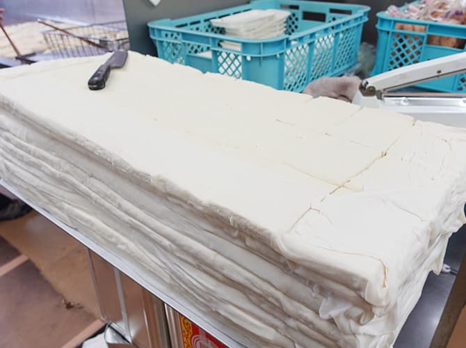 しっかりと水切りし、ずっしり凝縮した肉厚の生地の写真