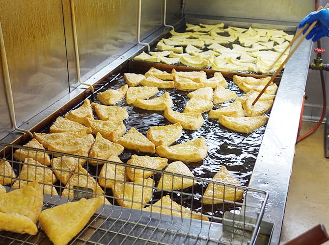 低温と高温で二度揚げ。一回の工程は約30分も要するの写真