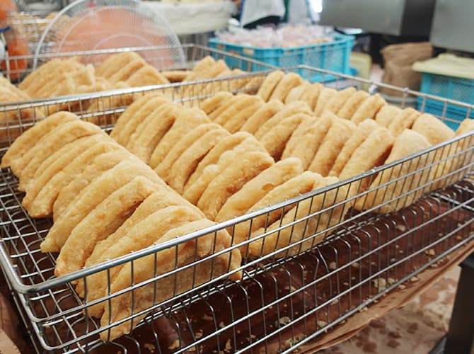 揚げたての三角あぶらあげの写真