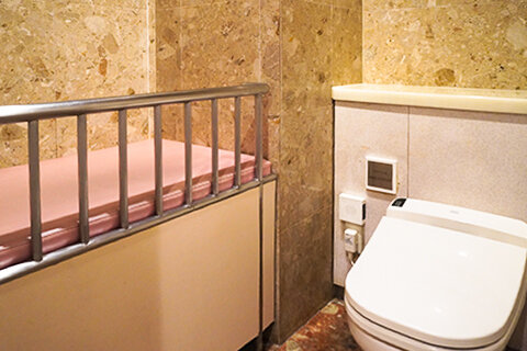 ベビーベッドのあるトイレ