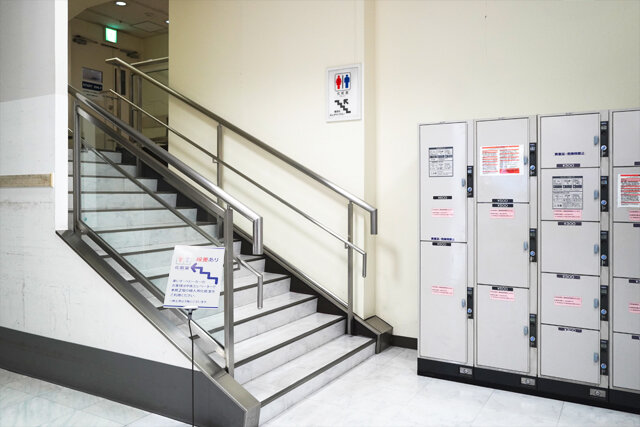 本館1階お手洗いへの段