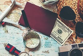 夏でもさわやかでかっこいい大人のメンズスタイルのアイテム。街歩きにも、旅行にも連れていきたい商品を紹介するためのイメージ