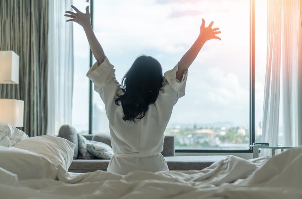 快眠をサポートする美容枕と先染めヨーロッパリネン敷きパッドを使用してリラックスしている女性